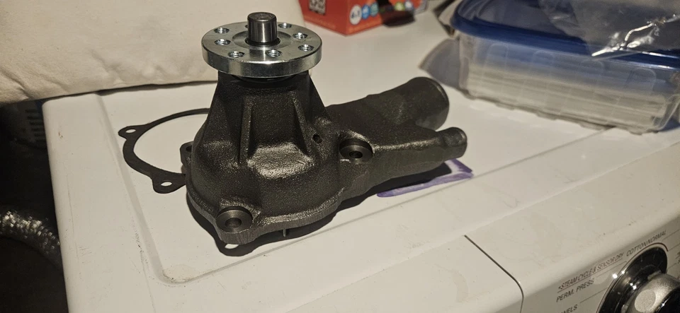Bomba de agua de hierro fundido Tuff Stuff para Chevy 250 en línea 6 Foto 2 de 4