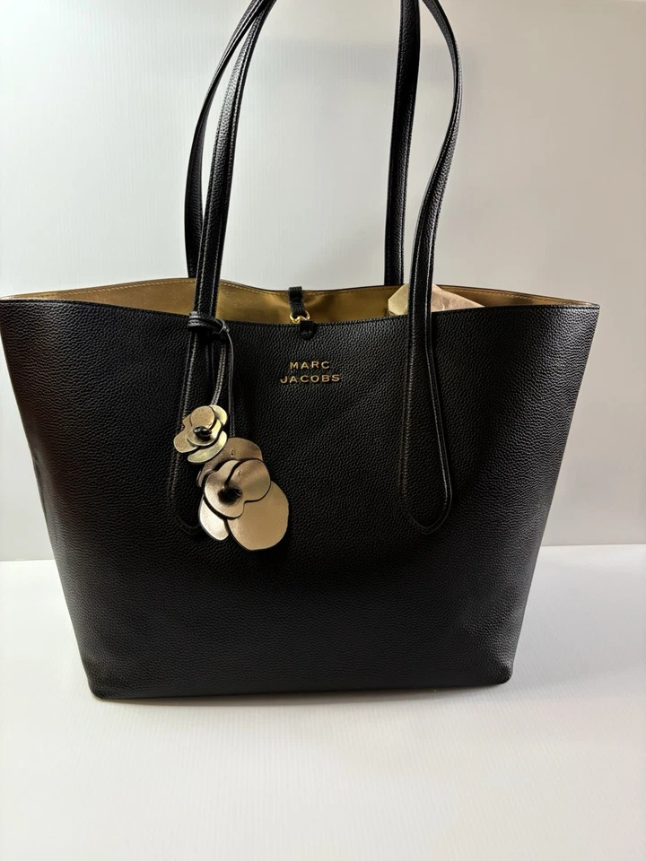  Bolso de Mano Marc Jacobs Deco - Cuero Negro con Dije Dorado y Bolsa Foto 2 de 4