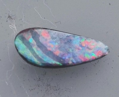 Schwarzopal Boulder Opal Edelopal Australien 1,96 ct 2,5 x 5,8 x 13,8 mm