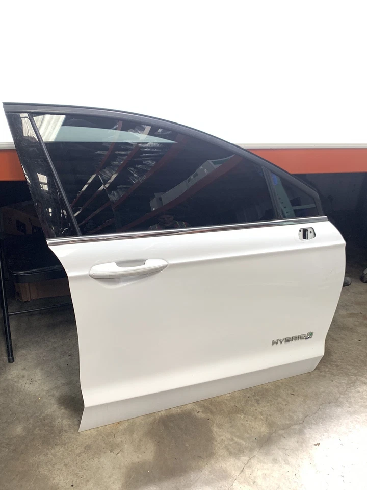 2017 Fusion Right Passenger Side Front Door Assembly Color: White Oem USED - Imagem 3 de 4