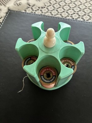 Vintage früher Kunststoff Fadenspulenhalter grün mit 6 Holzmänteln Rollen