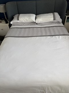 Julian Charles pink Grey & White King Size Bed Set Great Condition.