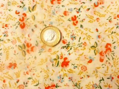 halber Meter Polycotton mit kleinen roten Blüten und grün/hellbraunem Laub auf creme