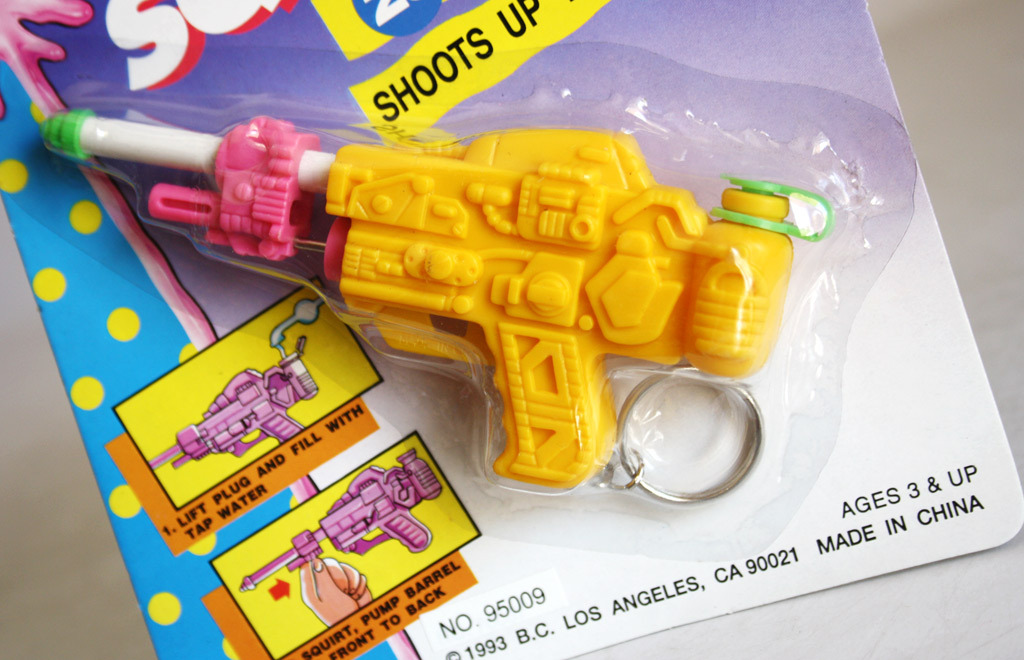 RARE VINTAGE 1993 SUPER SQUIRTER WATER SPACE GUN KEYCHAIN 15ft