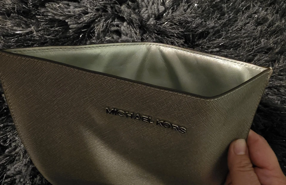 MICHAEL KORS Tablet Couro Saffiano Cinza Manga Acolchoada/Bolsa/Capa/Capa - Imagem 4 de 4