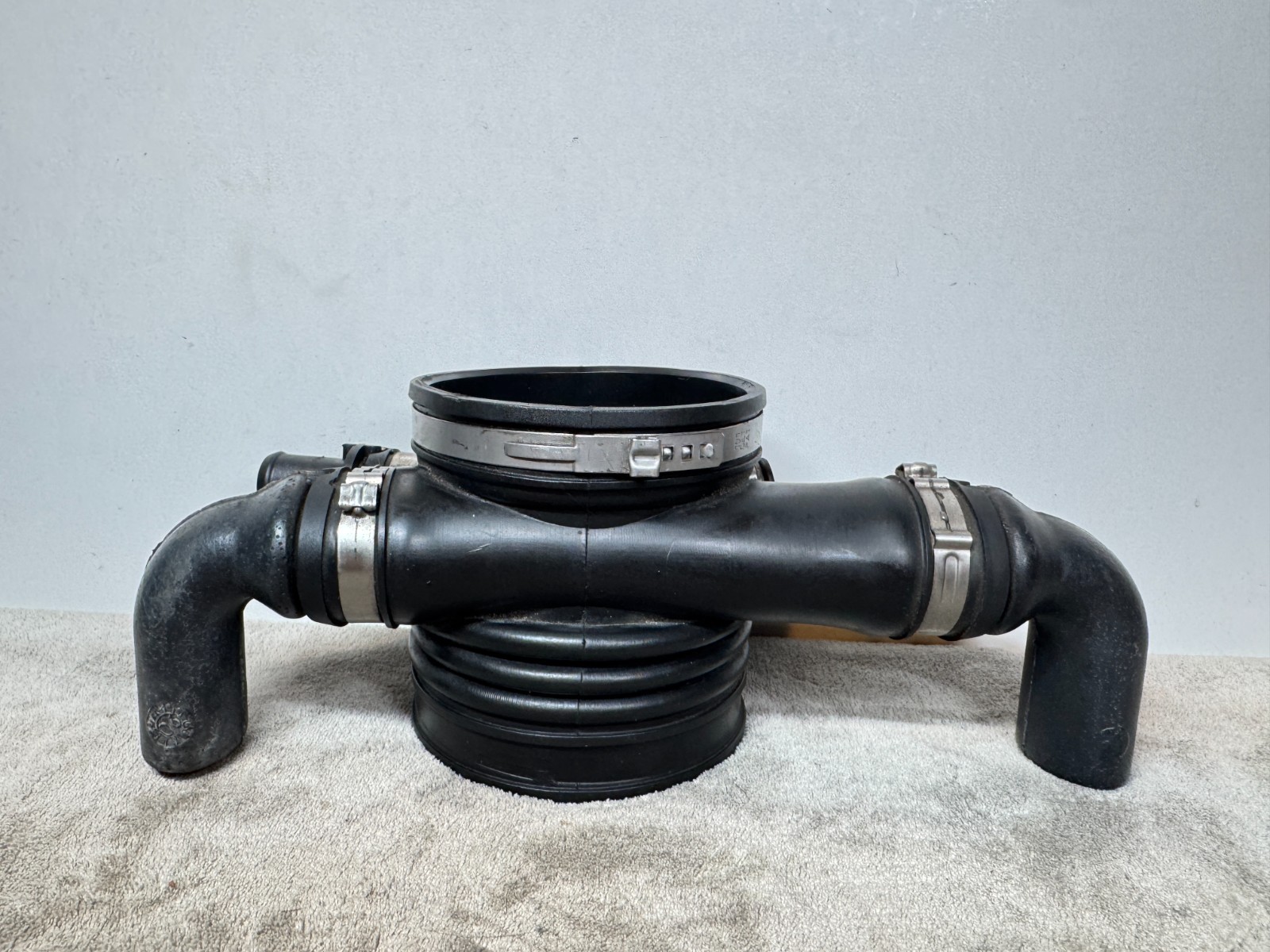 05-07 Maserati Quattroporte M139 4.2L Air Intake Duct Pipe Hose Connector OEM