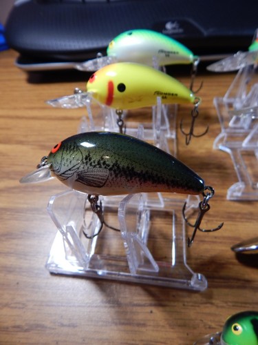 7) BOMBER CRANKBAIT LURES 5 ARE 6A GREAT SHAPE AND COLORS NICE LOT LQQK - Picture 2 of 3