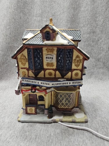 Lemax Christmas Village Hatter Larrabee's Hats Caddington Lighted House 25660 - Bild 1 von 18