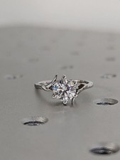 1 Carat Round-Cut Moissanite Women's Wedding Ring – Exquisite and Minimalist