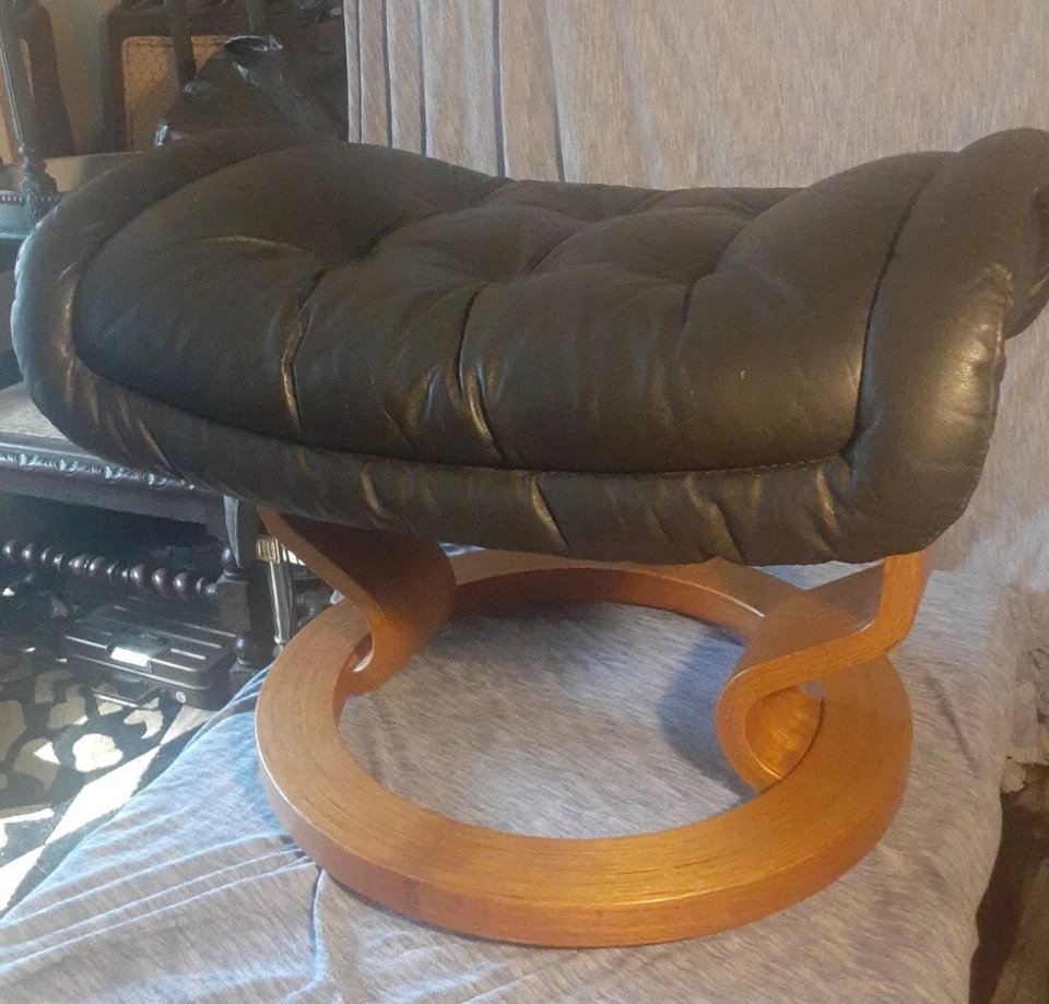 MID CENTURY NORWEGIAN EKORNES "ROYAL" CUERO PALOMA NEGRO/OTOMANA ROBLE LIGERO... Foto 3 de 4
