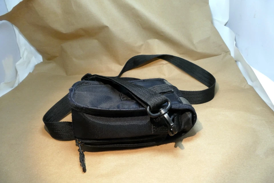 Targus digital camera messenger bag case with shoulder strap black-gray - Image 3 of 4