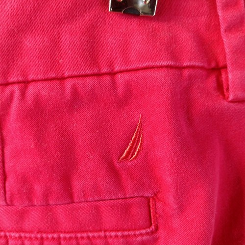 Pantalones cortos para mujer Nautica 6 rojos chinos frontales planos metal bordado con logotipo acentos - Imagen 7 de 14