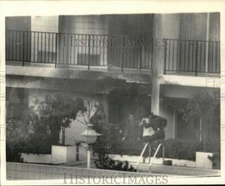 1973 Press Photo Police lead guest of Loyola to safety during fire & shootout