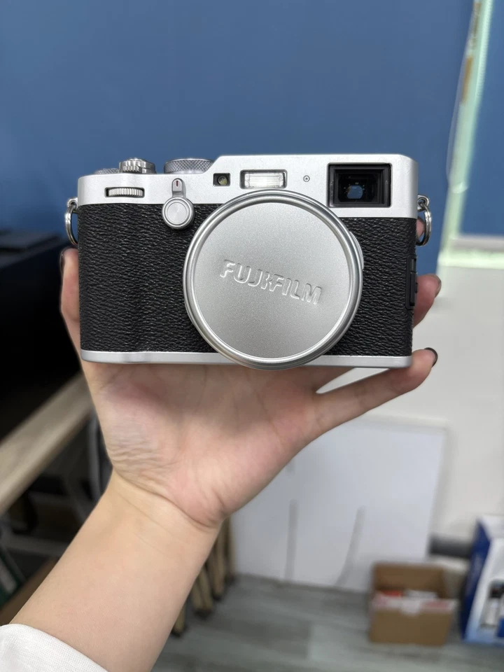 Cámara digital Fujifilm X100F 24,3 MP APS-C 100 % funcionando inglesa plateada Foto 3 de 4