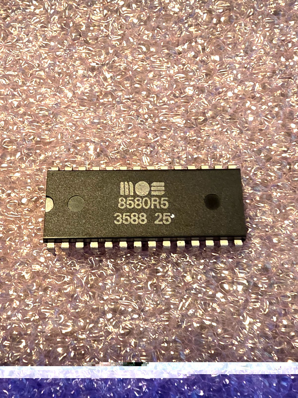 Commodore MOS 8580R5 SID Sound Chip - Tested Working - C64C Vintage IC