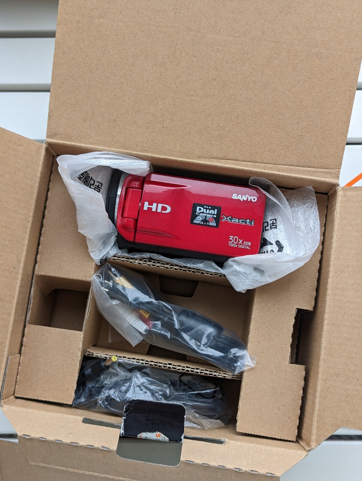 SANYO VPC - TH1 Duel Camera & Video player open box never us