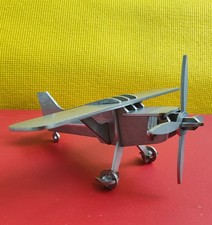 Joli avion en aluminium argenté - travail artisanal - avec l'hélice qui tourne 