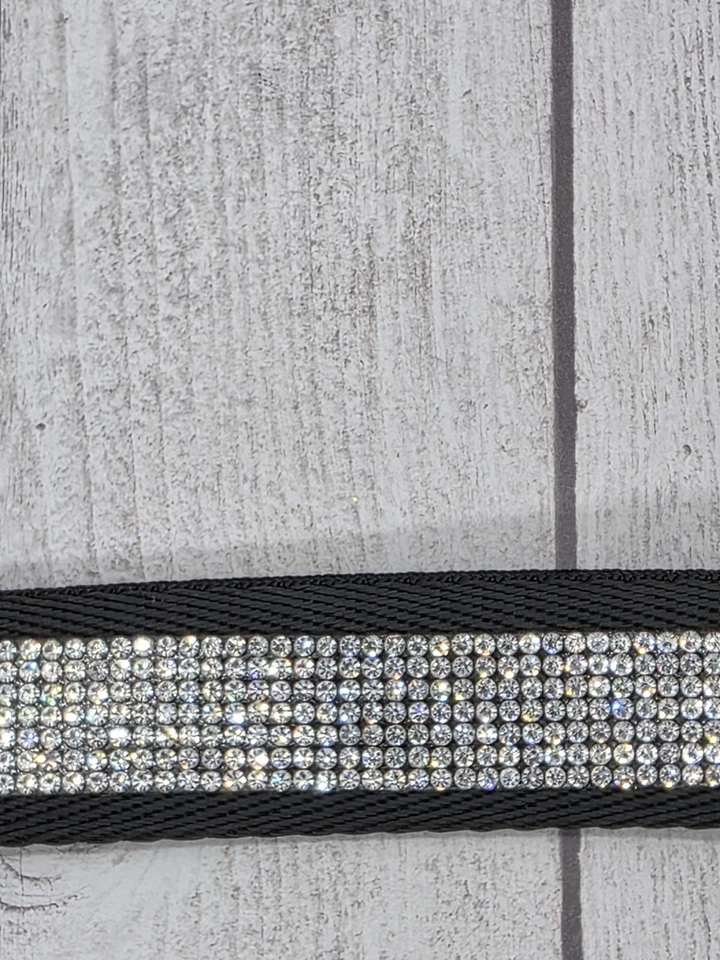 Muñequera con llavero negro de 7 pulgadas con detalles de diamantes de imitación hotfix con herrajes negros Foto 3 de 4