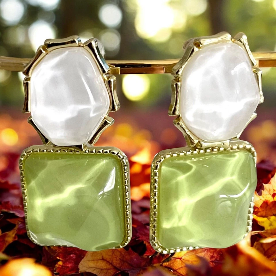 Wunderschöne Retro Ohrringe Türkis Beige Ohrstecker Grün Beige Kunstharz - Bild 2 von 4