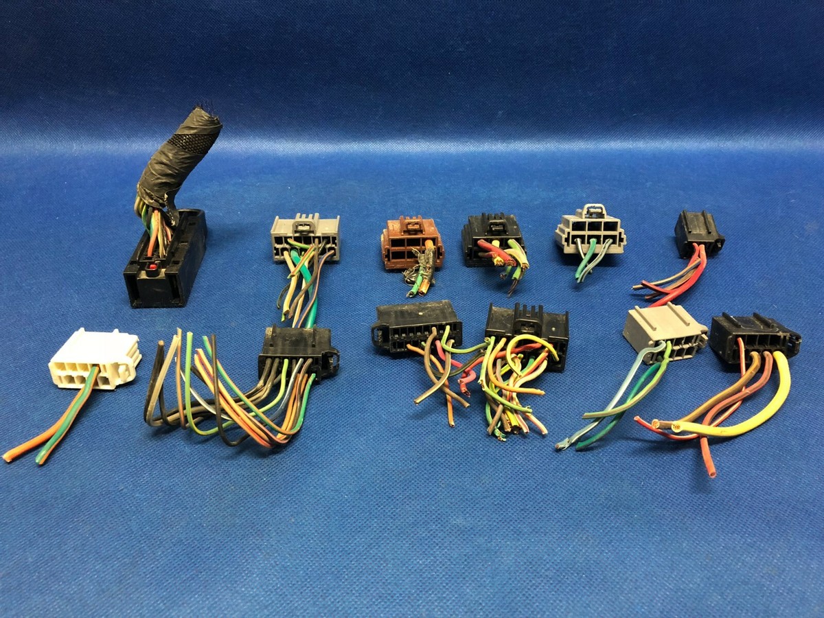 WIRING HARNESS PLUG CONNECTOR 03 04 Ford F250 F350 FUSE BOX WIRING HARNESS PLUG CONNECTOR 03 04 Ford F250 F350 FUSE BOX