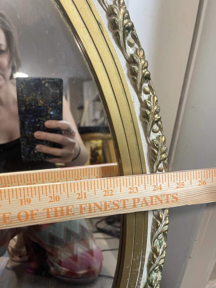 Antiguo botiquín de baño con espejo ovalado antiguo empotrado en la pared dorada ornamentada Foto 3 de 4