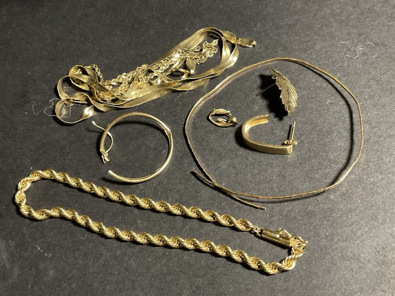 Scrap 14K Gold Total Weight 15.47 grams Including 14k Gold Bracelet not scrap