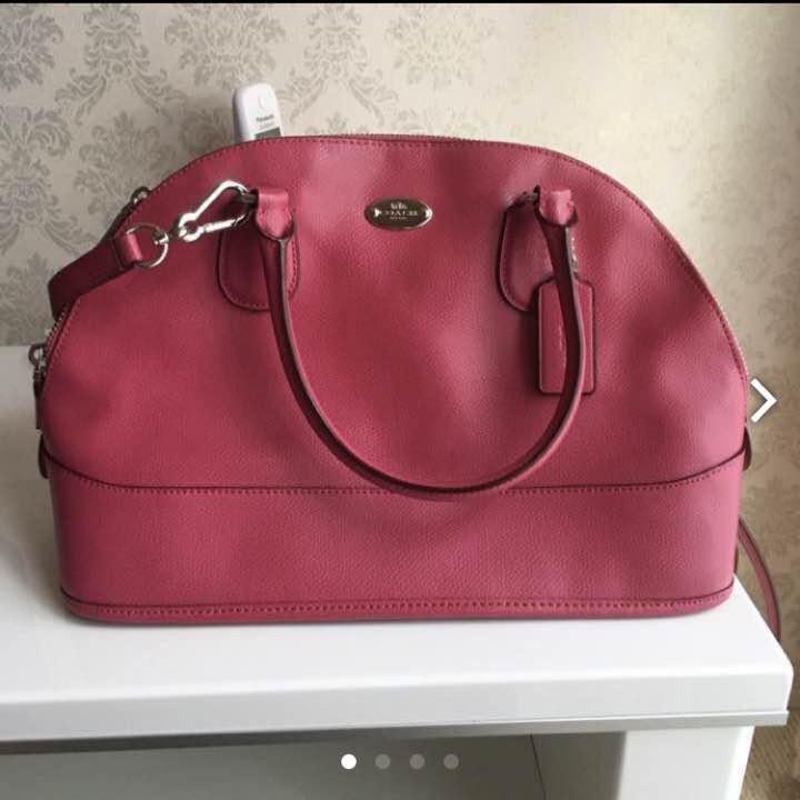 Coach Leather Shoulder Bag – Stylish & Spacious Carryall