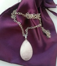 COLLANA DONNA PENDENTE GOCCIA DI QUARZO ROSA NATURALE E CATENA IN ARGENTO 925