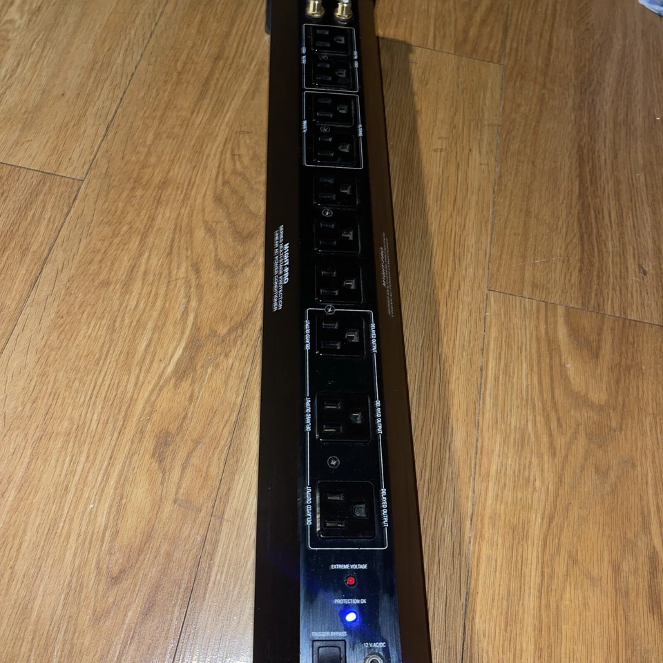 Acondicionador lineal de alimentación de CA con protección multietapa Panamax M10HT-PRO Series Foto 3 de 4