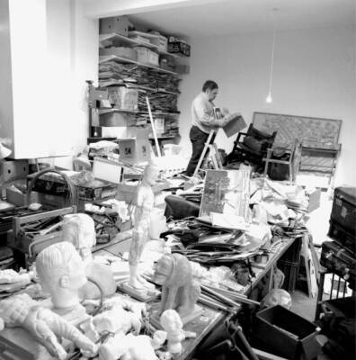 Scottish artist sculptor Eduardo Paolozzi searches through referen - Old Photo
