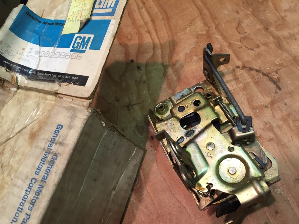 1982 83 84 Buick Skylark Century Skyhawk Nuevo de Lote Antiguo GM PESTILLO DE PUERTA DERECHA 20298866 Foto 2 de 2