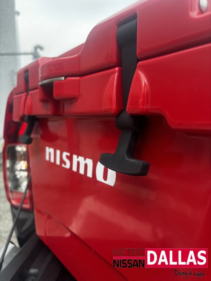 Caja de hielo T99C9-25QRD Nismo roja de 25 cuartos de galón - Nissan Foto 4 de 4