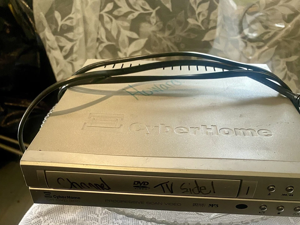 Reproductor de escaneo progresivo CyberHome CH-DVD 300 MP3 plateado sin DVD remoto Foto 3 de 4