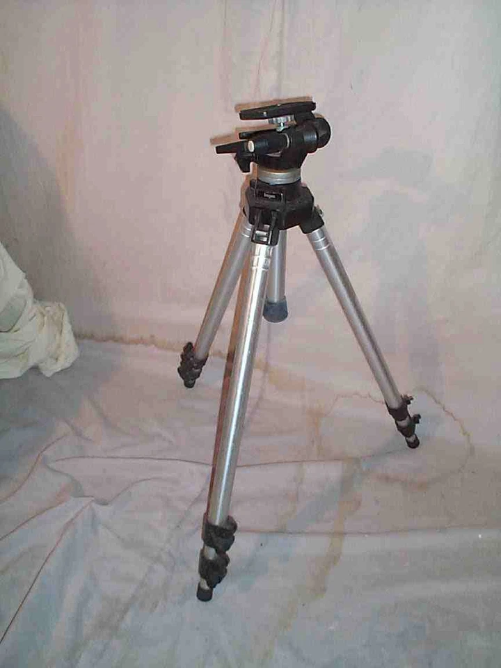 Reduced Manfrotto Bogen 3021 3020 055 tripod Super 3D 3028 head Complete - Image 2 of 3