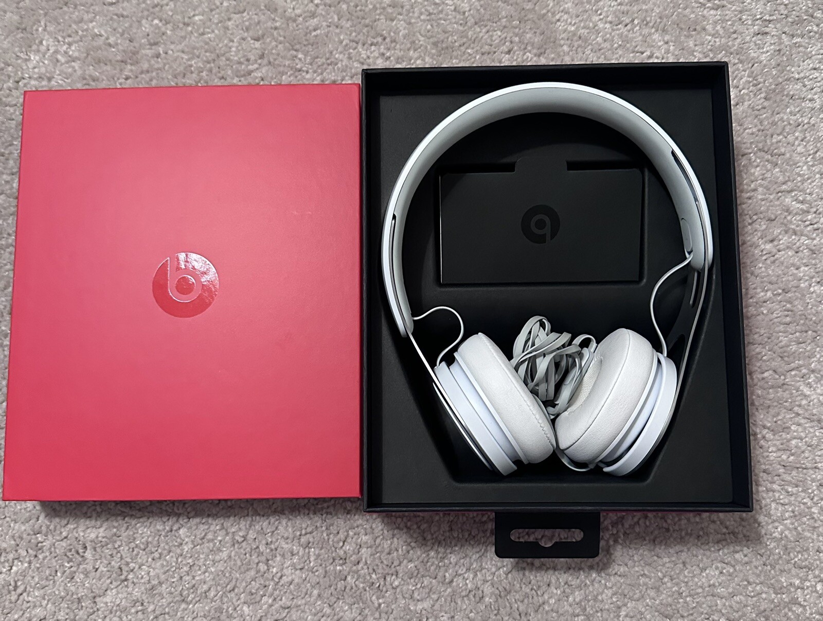 Beats by Dr. Dre EP ML9A2LL/A Headphones - White - Excellent Condition