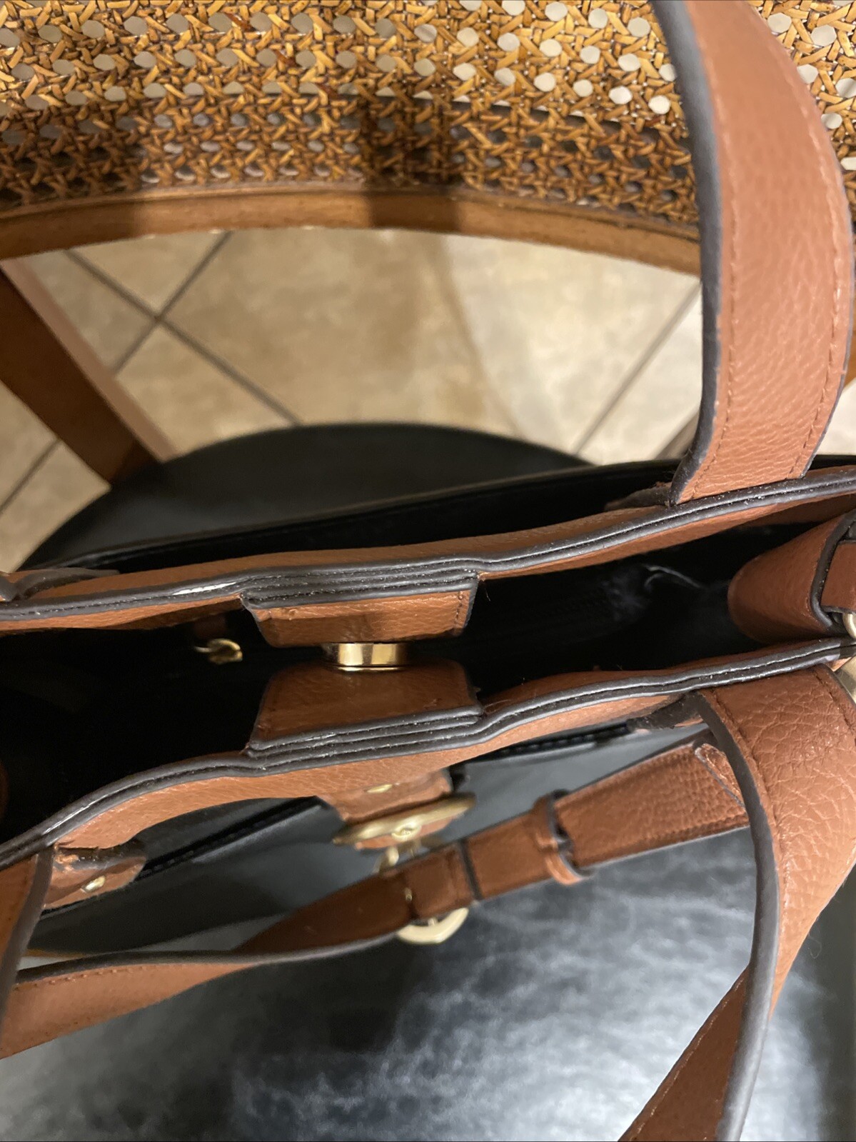 Stylish, Timeless Handbag - image 4