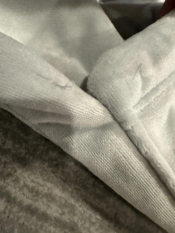 Bata gris Pottery Barn con costuras blancas sin etiqueta talla M/L felpa “J” en relieve Foto 3 de 4