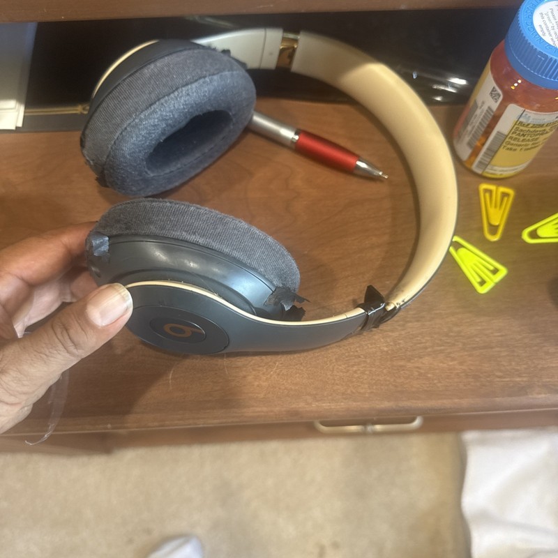 Beats Studio3 The beats Wireless Over-Ear Headphones Working
