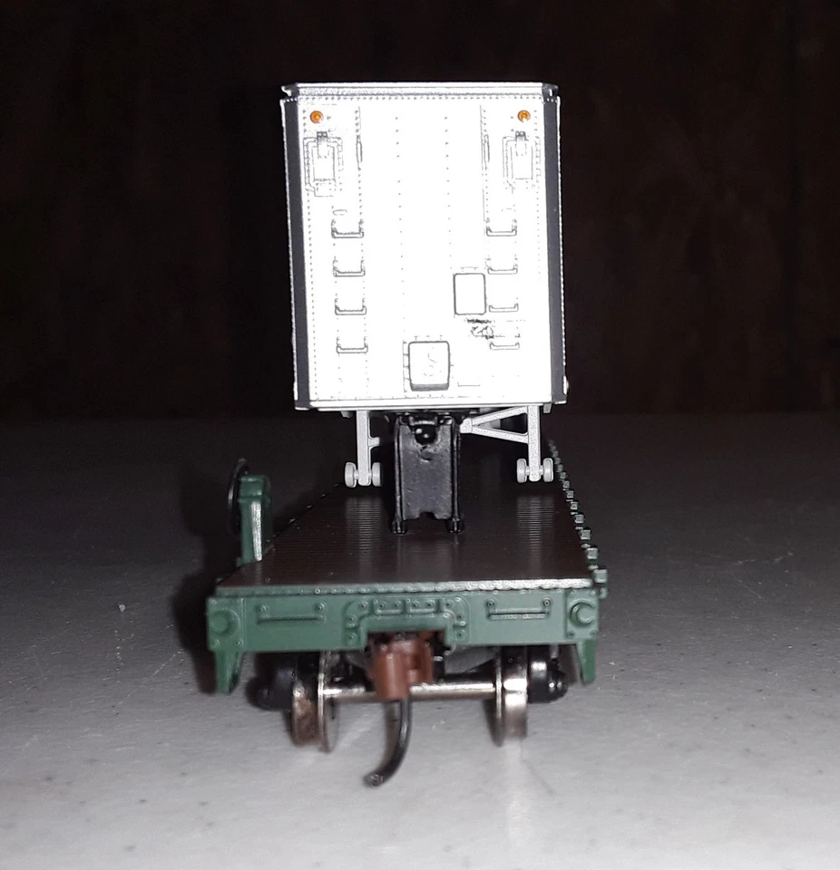 Athearn HO Scale 72478 British Columbia Railway 50' Flat w/40' Trailer (AA-294 - Image 3 of 4