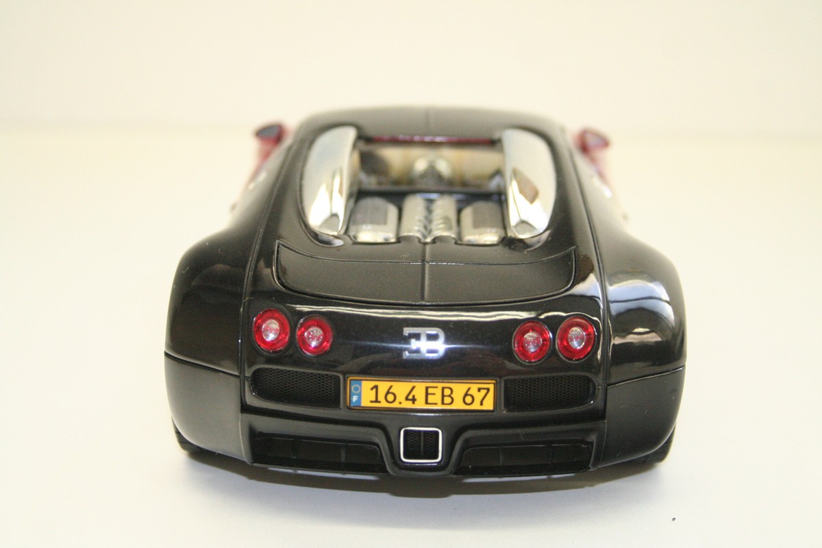 MODELLAUTO 1 : 18: BUGATTI EB 16.4 VEYRON schwarz/rot, AUTOart lim