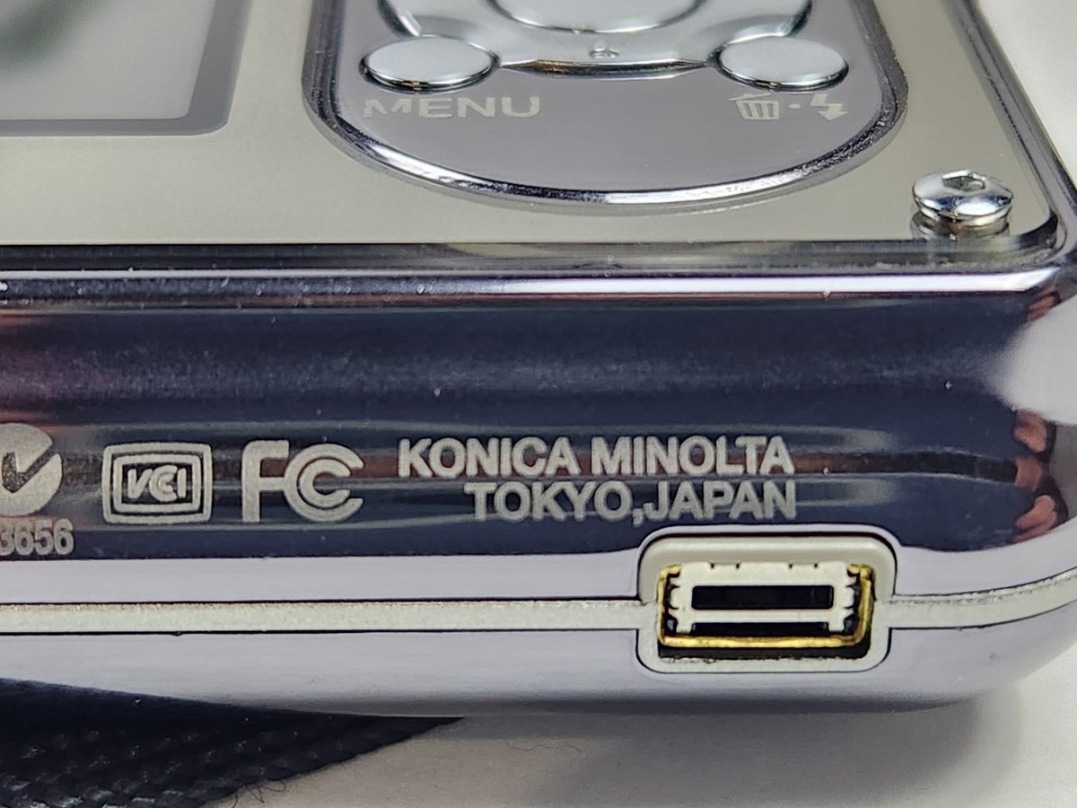 Konica Minolta DiMAGE X1 8.0MP Digital Camera Silver w/Charger
