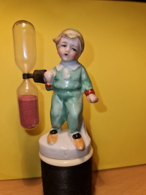 Knabe auf Skiern- Eieruhr handbemalte Keramikfigur um 1920