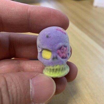 Trash Pack Barrel Of Trashies Exclusive Skummy Skull Flocked Purple