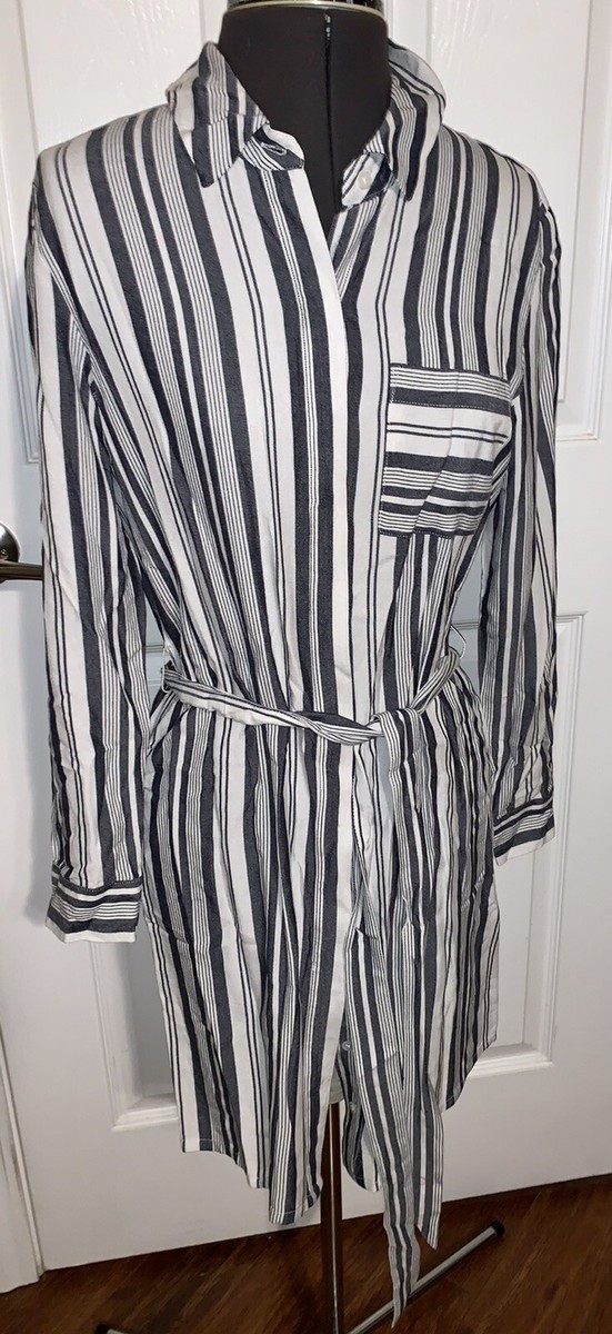 blue white striped dress banana republic Chambray Stripe Size 8P Petite Button Belted Aveline | Black Lace NOT SALE Model wears size XS Size:Us Size 18W