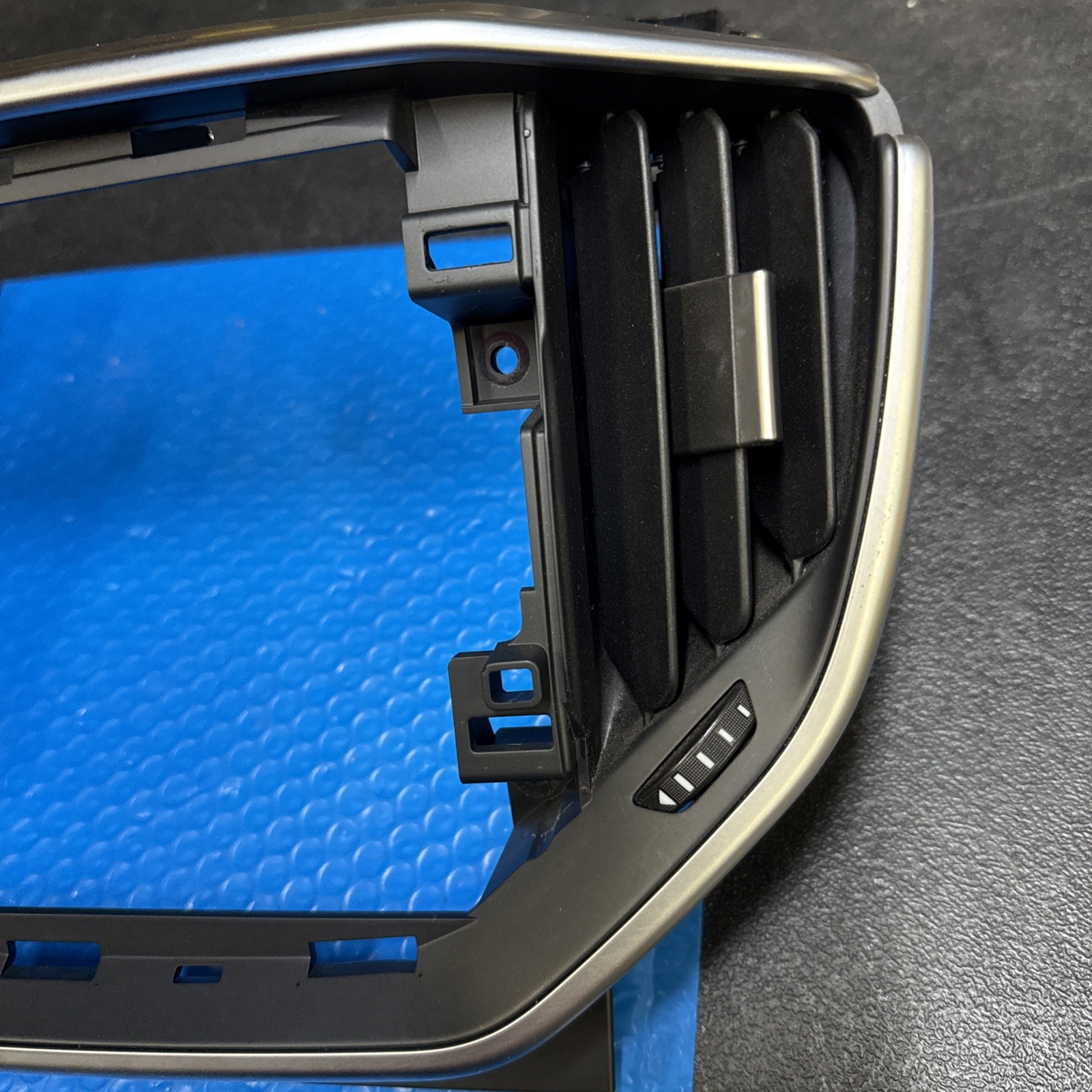 2014-17 MASERATI GHIBLI CENTER DASH AC AIR VENT 08904000