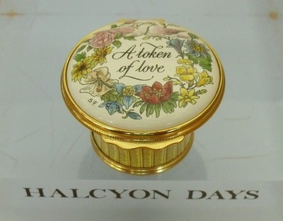 Halcyon Days Floral ''A Token Of Love'' Korbförmige Emaille Box - 1 5/8'' (4,25 cm)