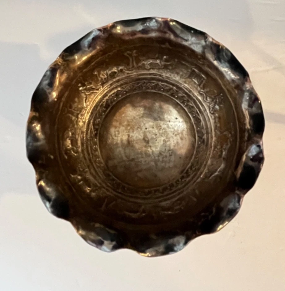 Cuenco de Plata Repousse Origen Birmania Apoyado por 3 Pies Ornamentados Vieiras Borde Animal Foto 2 de 3