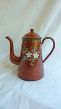 Art Déco, Art Populaire . Cafetière ancienne en tôle émaillée en surépaisseur