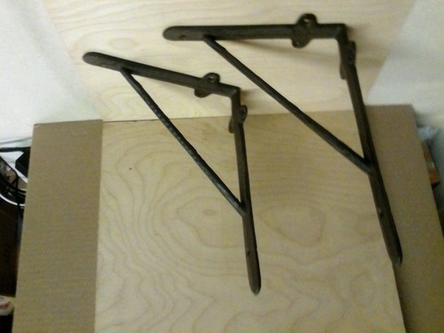 4 Cast Iron Reversible Plain Shelf Brackets - Picture 2 of 3