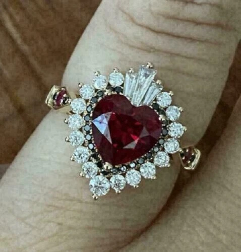 Anillo de compromiso con halo de diamantes y granate rojo corte corazón de 2,50 quilates acabado en oro rosa de 14 quilates Foto 2 de 4
